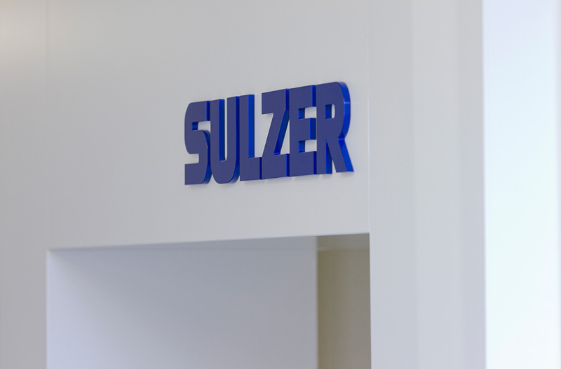 Logo als gefräste 3D Beschriftung, Sulzer Hauptsitz in Winterthur, Interior Design von EightyNine, Agentur für Corporate Design und Grafik in St. Gallen, Schweiz