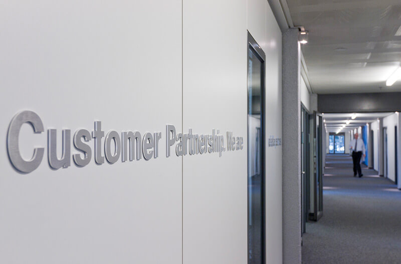Beschriftung mit 3D Buchstaben, Sulzer Hauptsitz in Winterthur, Interior Design von EightyNine, Agentur für Corporate Design und Grafik in St. Gallen, Schweiz