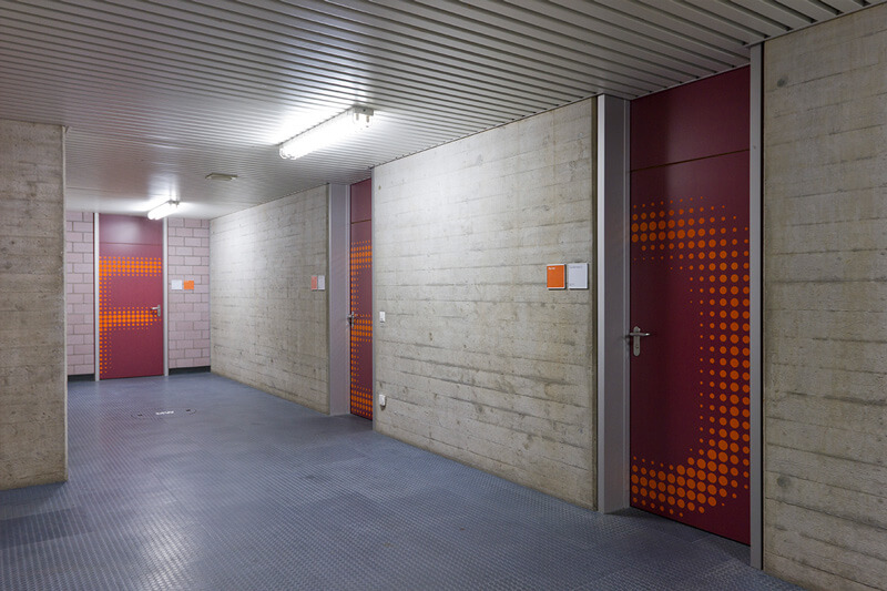 Garderoben Beschriftung, Sporthalle Kantonsschule Romanshorn, EightyNine, Agentur für Corporate Design und Grafik in St. Gallen, Schweiz