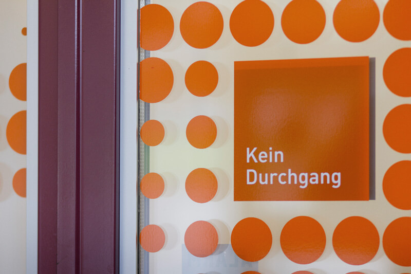Kein Durchgang Beschriftung, Sporthalle Kantonsschule Romanshorn, EightyNine, Agentur für Corporate Design und Grafik in St. Gallen, Schweiz