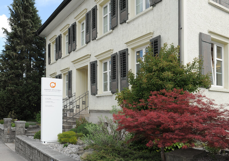 Pylon Schild Jungbäck Otto-Porsch Erscheinungsbild von EightyNine, Agentur für Corporate Design und Grafik in St. Gallen, Schweiz
