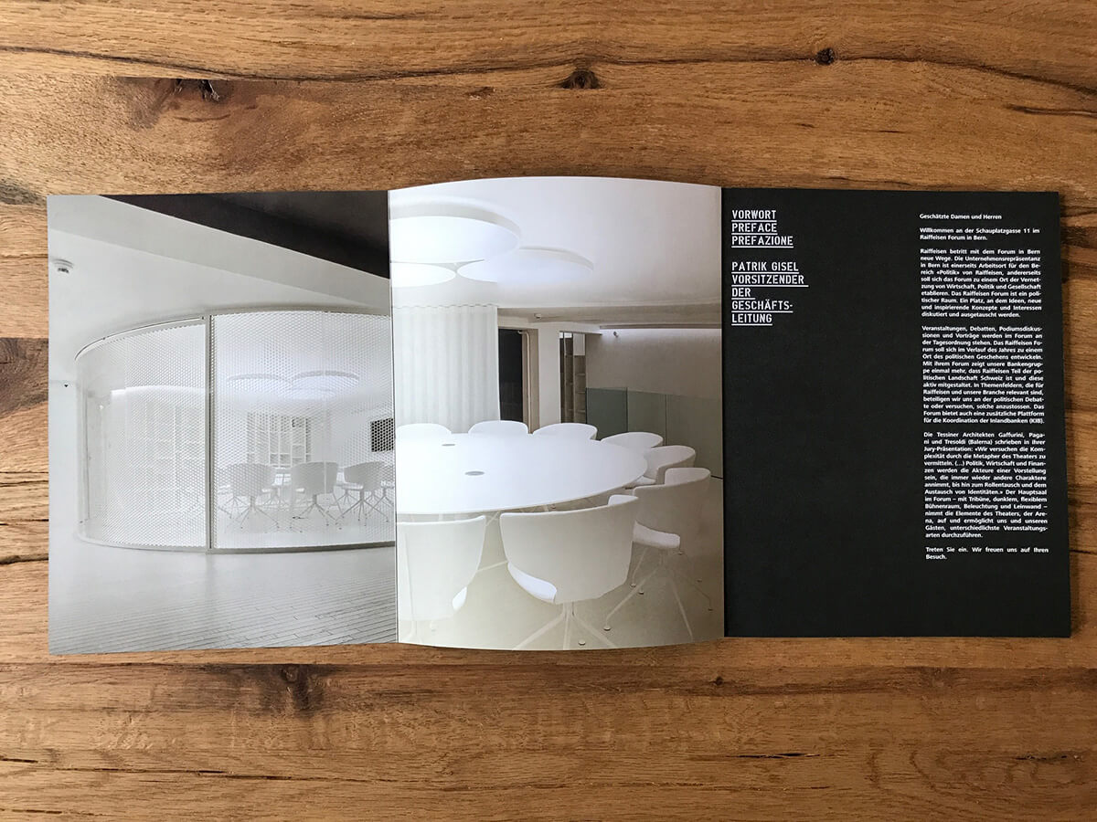Aufgeklappte Seite Broschüre Raiffeisen Forum Bern von EightyNine, Agentur für Corporate Design und Grafik in St. Gallen, Schweiz