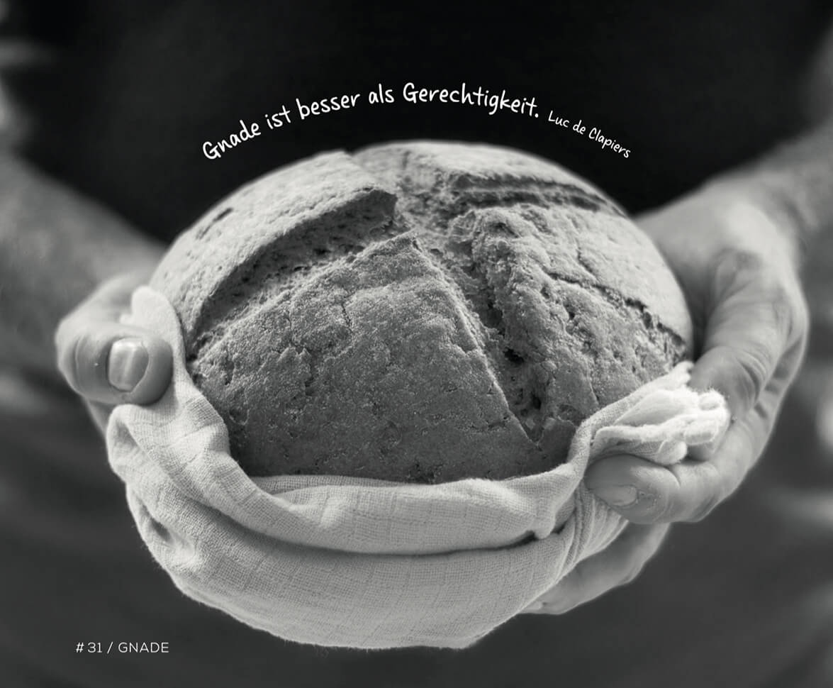 Gnade Brot Fontis Familienaufsteller Fotoflip von EightyNine, Agentur für Corporate Design und Grafik in St.Gallen, Schweiz