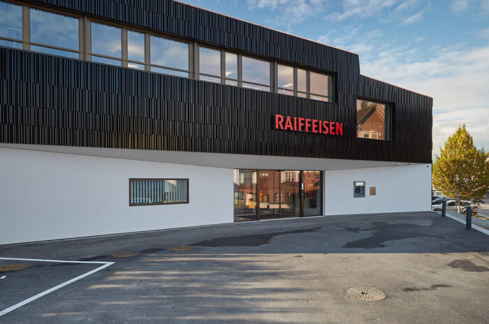 Raiffeisenbank Bischofszell, Sichtschutz mit Frostfolie, Interior Design von EightyNine, Agentur für Corporate Design und Grafik in St. Gallen, Schweiz