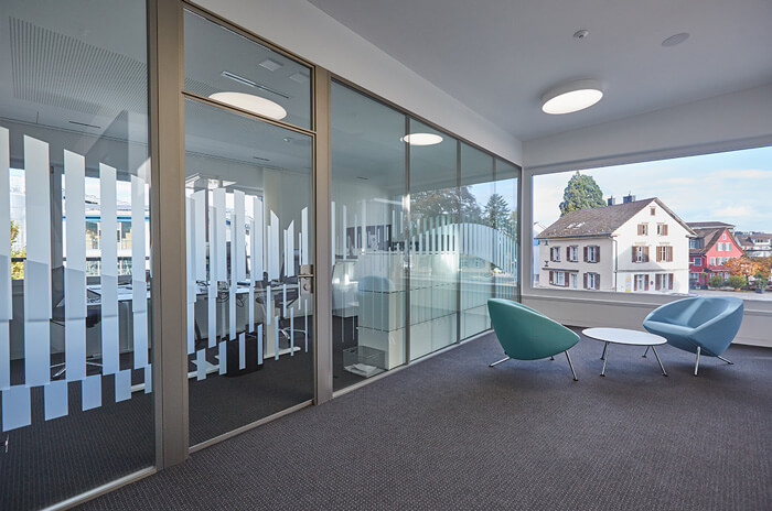 Raiffeisenbank Bischofszell, Sichtschutz mit Frostfolie, Interior Design von EightyNine, Agentur für Corporate Design und Grafik in St. Gallen, Schweiz
