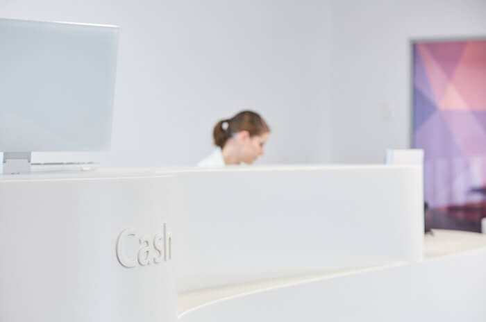 Raiffeisenbank Bischofszell, Cash Beschriftung mit 3D Buchstaben, Interior Design von EightyNine, Agentur für Corporate Design und Grafik in St. Gallen, Schweiz