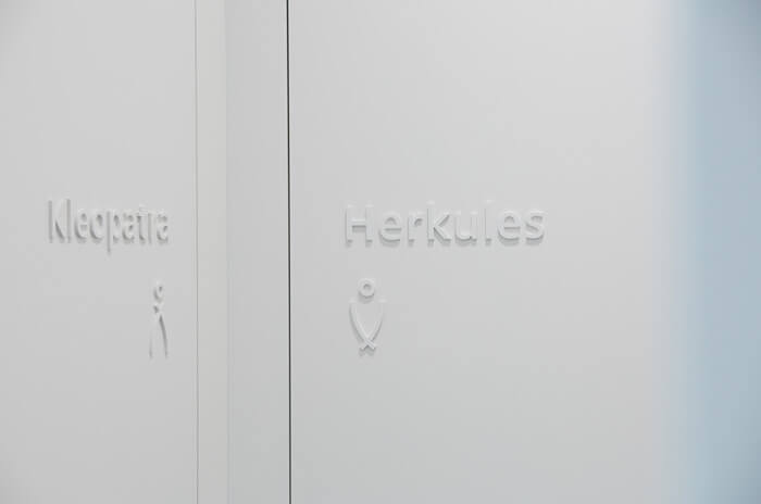 Raiffeisenbank Bischofszell, Rosennamen Beschriftung Kleopatra und Herkules mit 3D Buchstaben, Interior Design von EightyNine, Agentur für Corporate Design und Grafik in St. Gallen, Schweiz