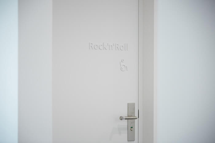 Raiffeisenbank Bischofszell, Rock'n'Roll Beschriftung mit 3D Buchstaben, Interior Design von EightyNine, Agentur für Corporate Design und Grafik in St. Gallen, Schweiz