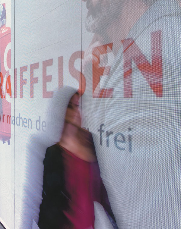 Foto LED-Wand in Broschüre Raiffeisen Forum Bern von EightyNine, Agentur für Corporate Design und Grafik in St. Gallen, Schweiz